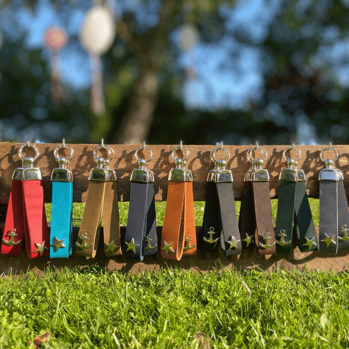 Schlüsselanhänger aus Fettleder mit Anker oder Stern